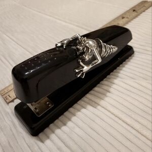 TAZ, Warner Bros, Stapler, WORKS!! Stylus stationary, 7 in, 1998.